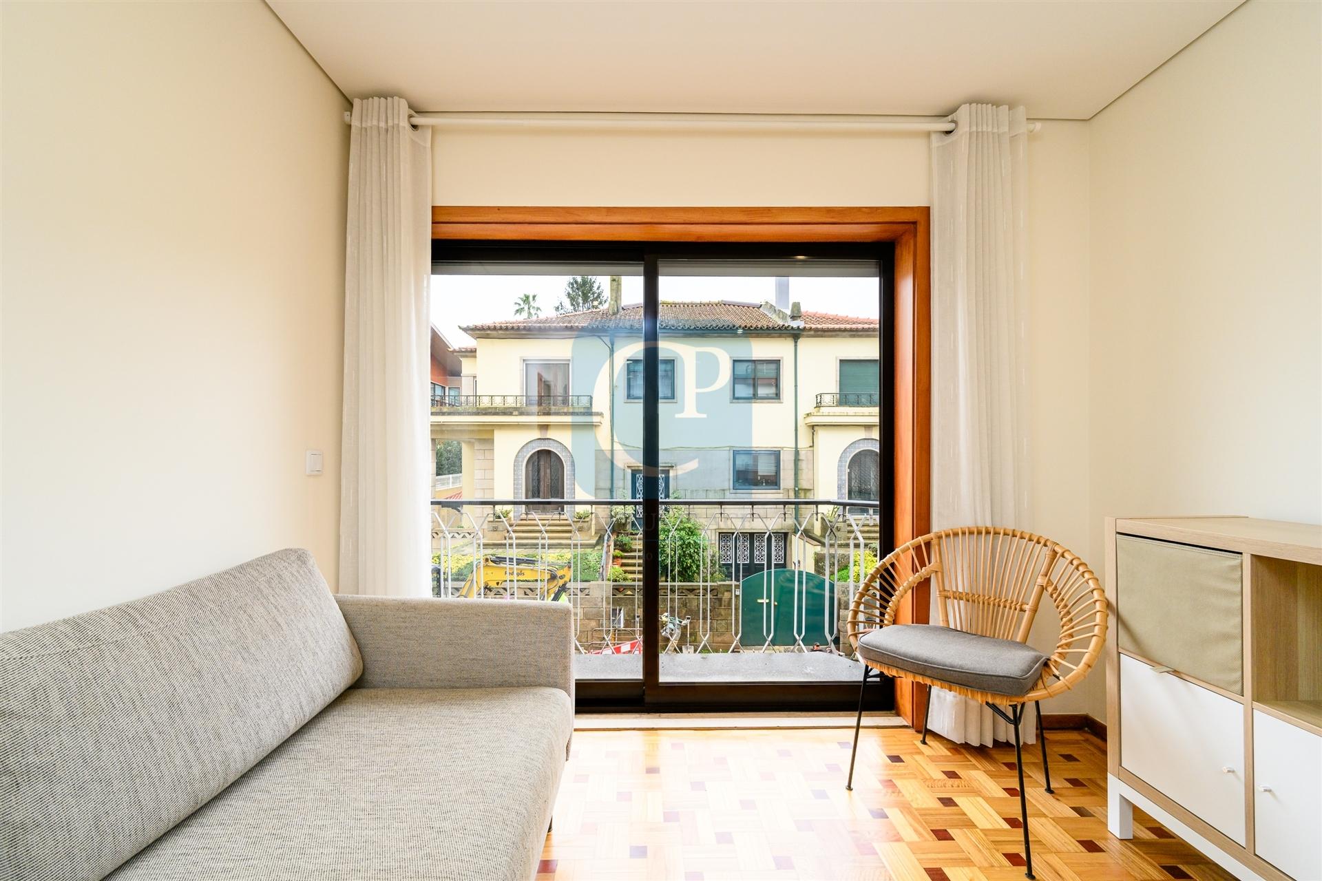 Apartamento T1 renovado, mobilado e equipado em Paranhos, Porto