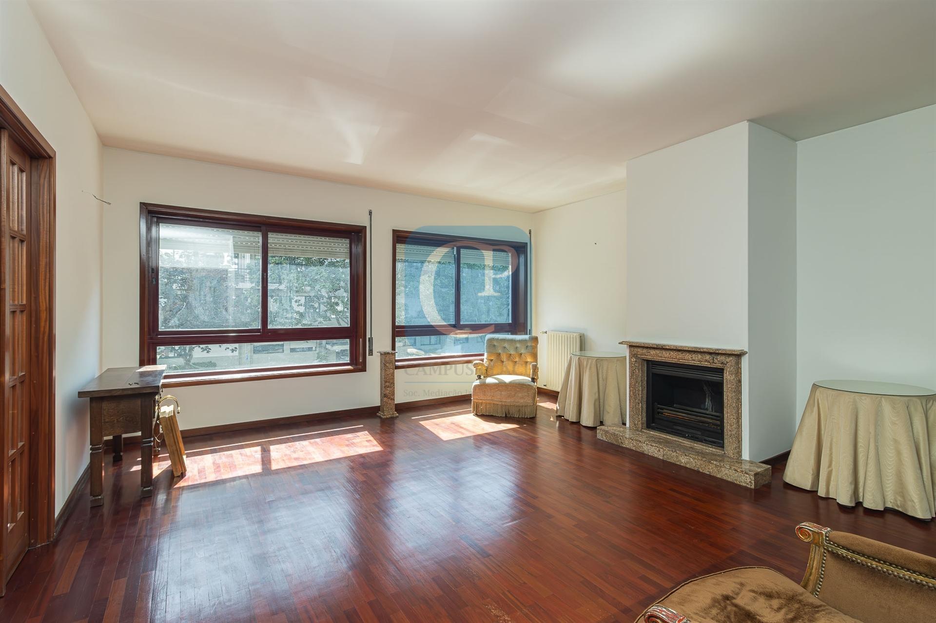 Apartamento T5 São João Brito, Ramalde, Porto