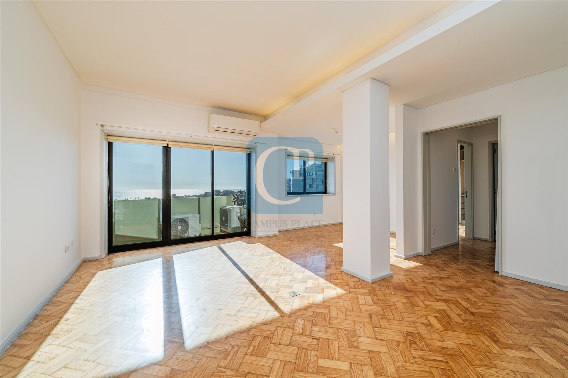 Apartamento T2 com varanda em Lordelo do Ouro, Porto
