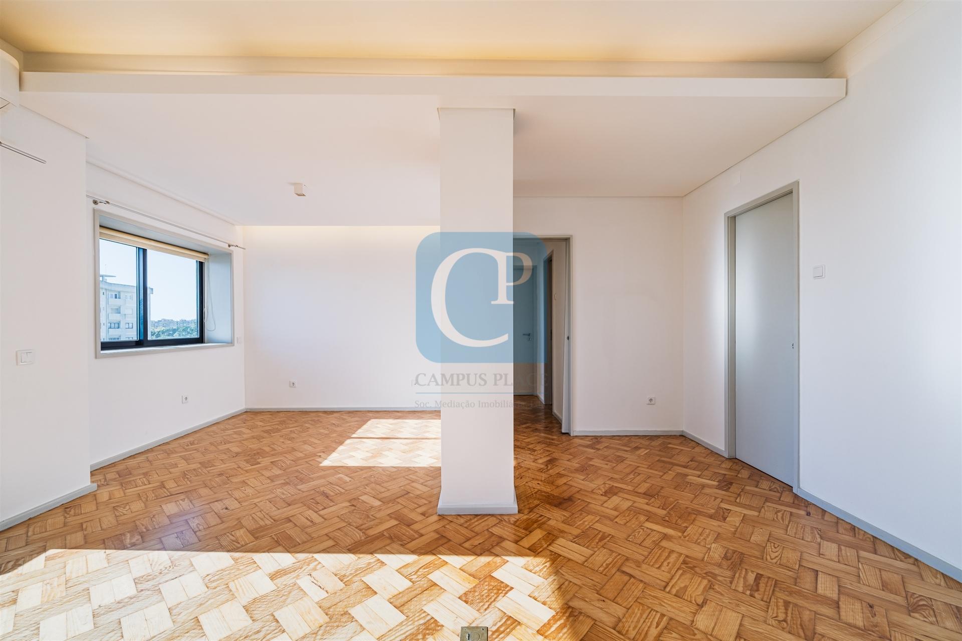 Apartamento T2 com varanda em Lordelo do Ouro, Porto