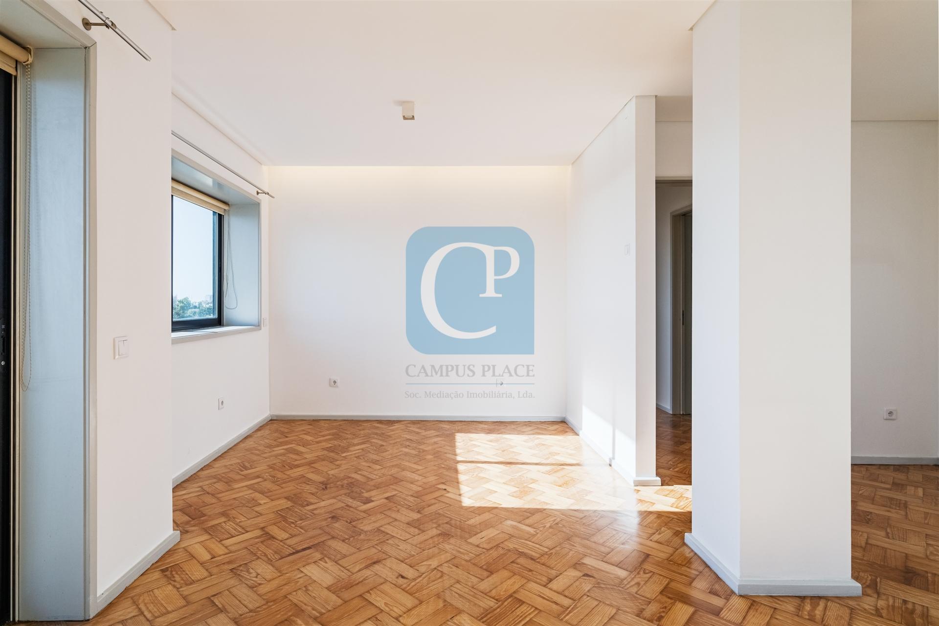 Apartamento T2 com varanda em Lordelo do Ouro, Porto