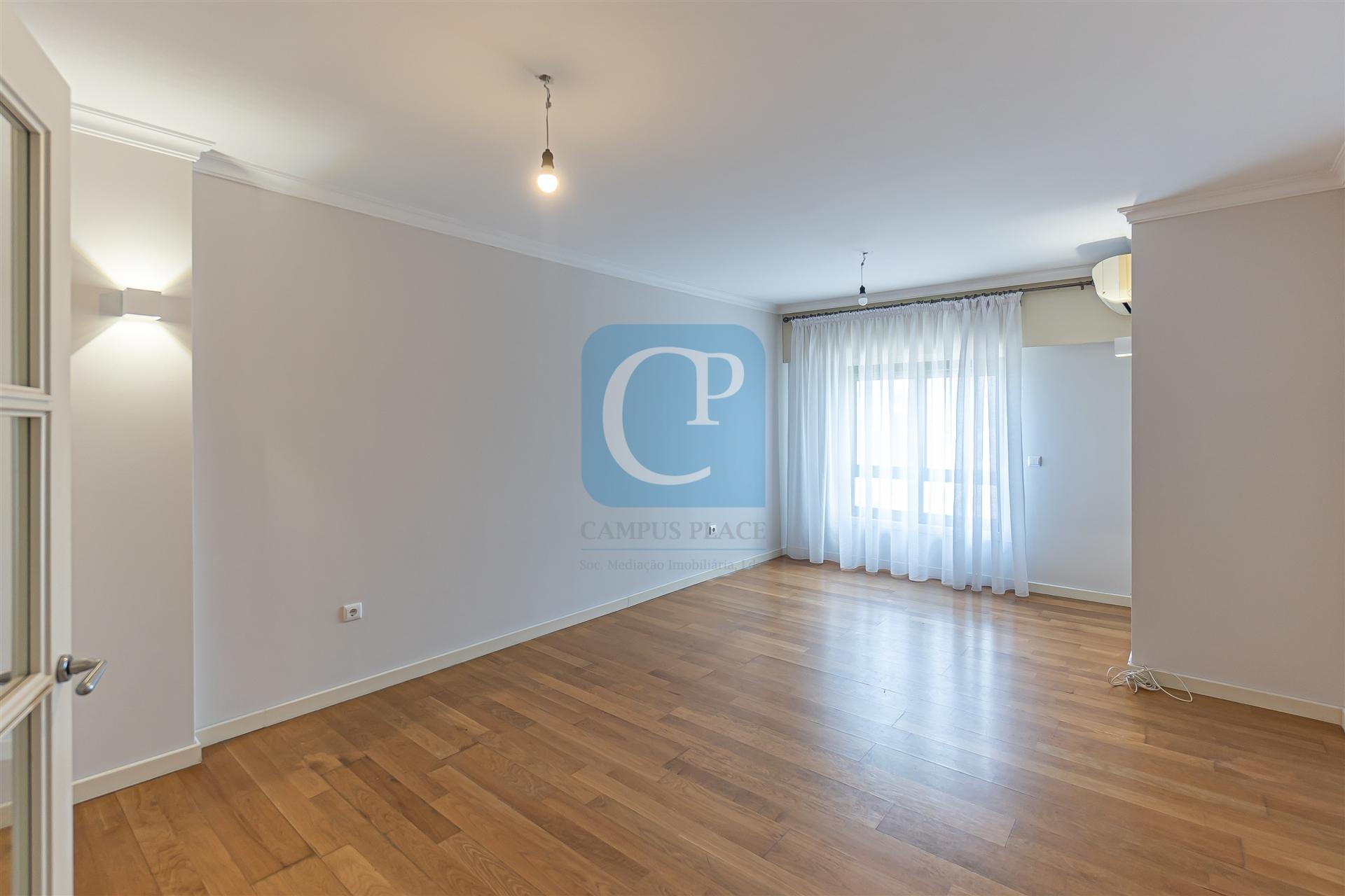 Apartamento T2 em Lordelo do Ouro, Porto