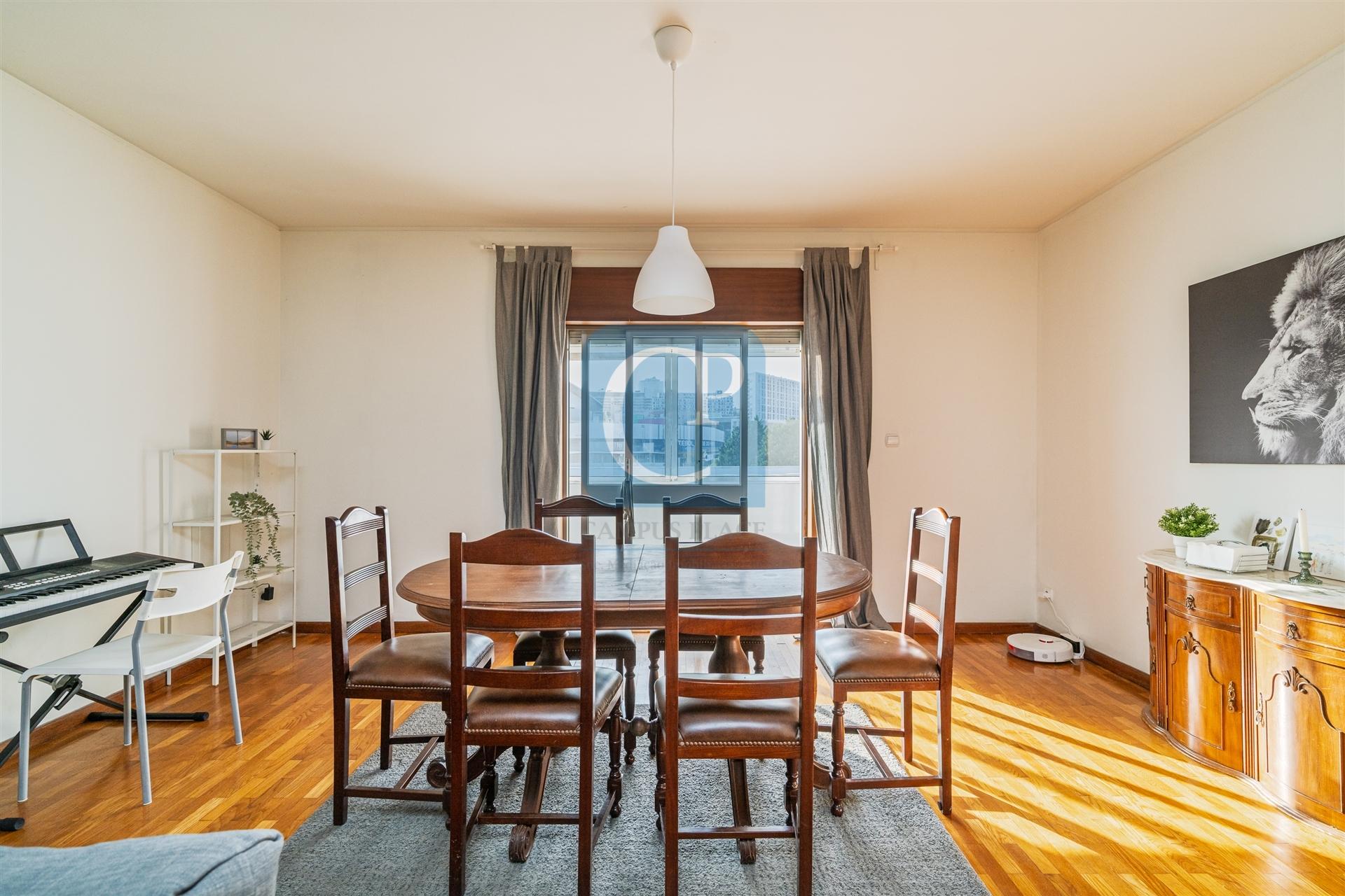 Apartamento T3 remodelado em Campanhã, Porto