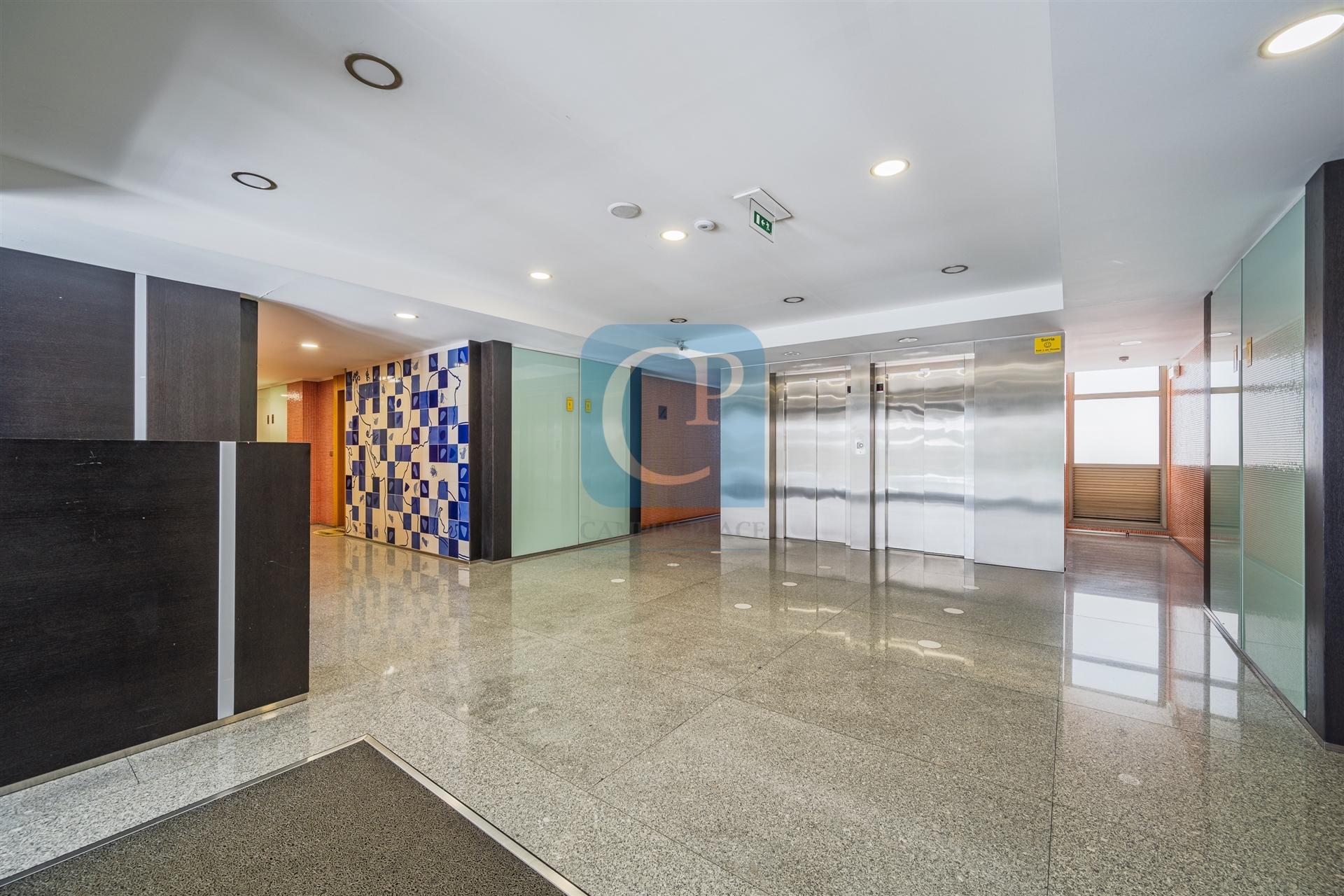 Apartamento T2Kit com terraço junto ao Hotel Axis em São Mamede Infesta, Matosinhos