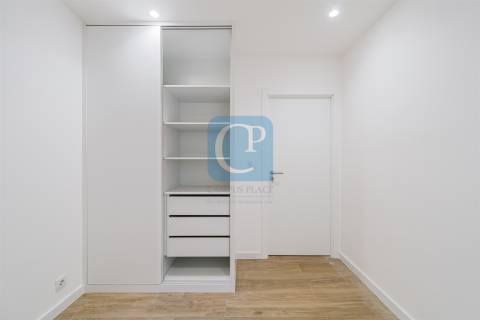 Apartamento T2 remodelado perto do Hospital São João