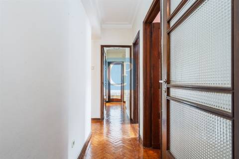 Apartamento T4 com garagem box à Rua Serpa Pinto - Paranhos, Porto