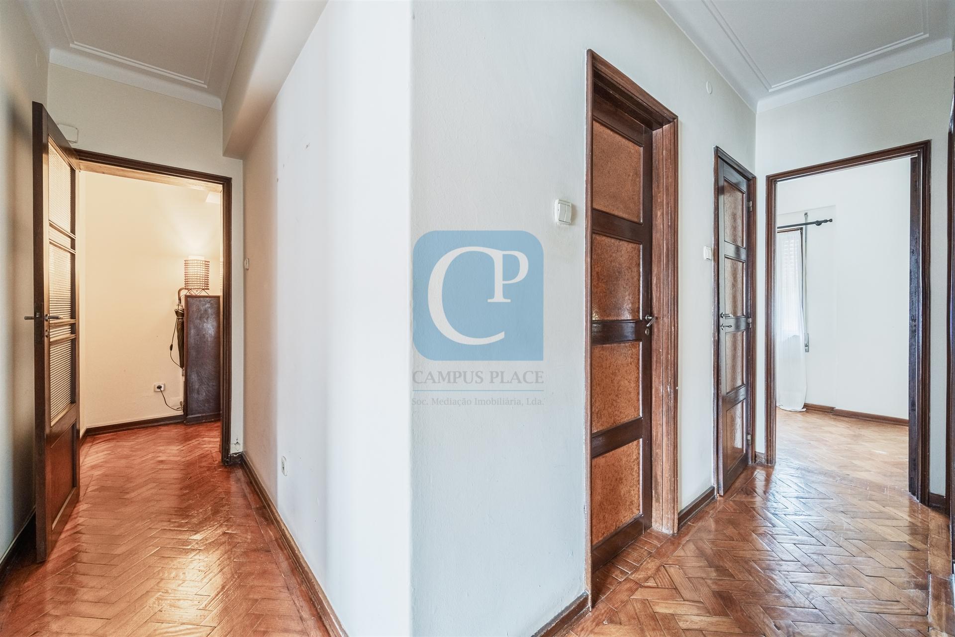 Apartamento T4 com garagem box à Rua Serpa Pinto - Paranhos, Porto