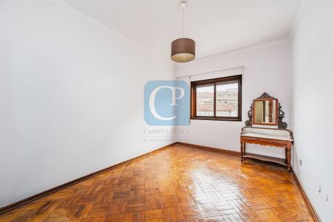 Apartamento T4 com garagem box à Rua Serpa Pinto - Paranhos, Porto