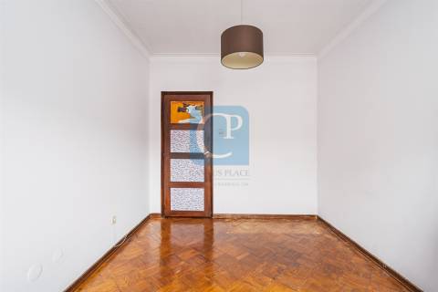 Apartamento T4 com garagem box à Rua Serpa Pinto - Paranhos, Porto