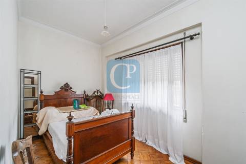 Apartamento T4 com garagem box à Rua Serpa Pinto - Paranhos, Porto