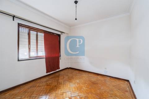 Apartamento T4 com garagem box à Rua Serpa Pinto - Paranhos, Porto