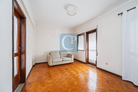 Apartamento T4 com garagem box à Rua Serpa Pinto - Paranhos, Porto