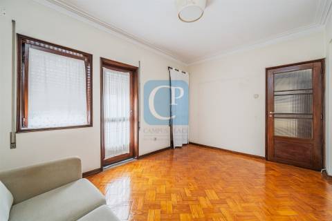 Apartamento T4 com garagem box à Rua Serpa Pinto - Paranhos, Porto