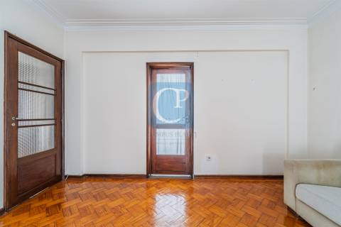 Apartamento T4 com garagem box à Rua Serpa Pinto - Paranhos, Porto