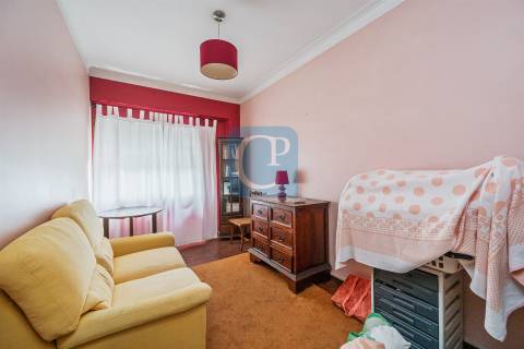 Apartamento T4 com garagem box à Rua Serpa Pinto - Paranhos, Porto