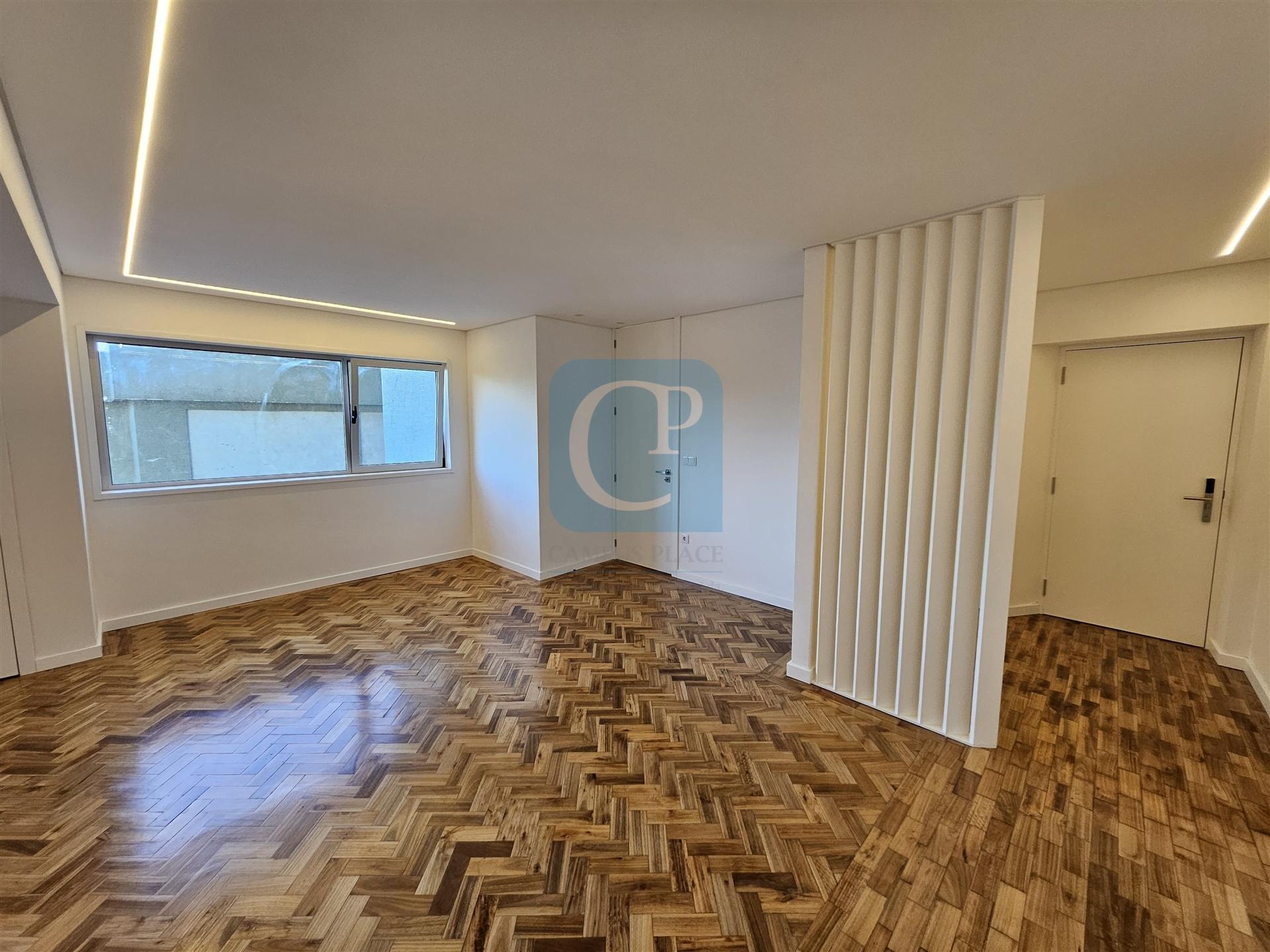Apartamento T4 totalmente remodelado ao centro do Porto