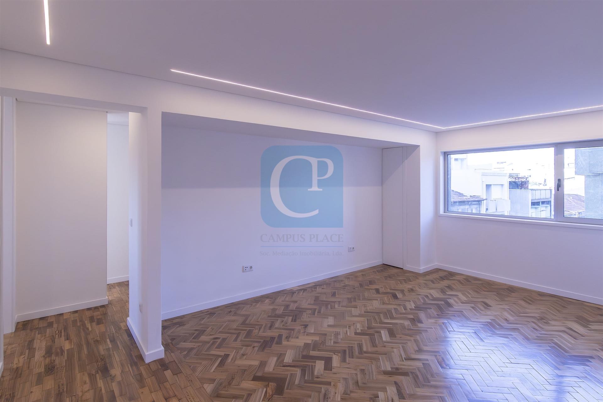 Apartamento T4 totalmente remodelado ao centro do Porto