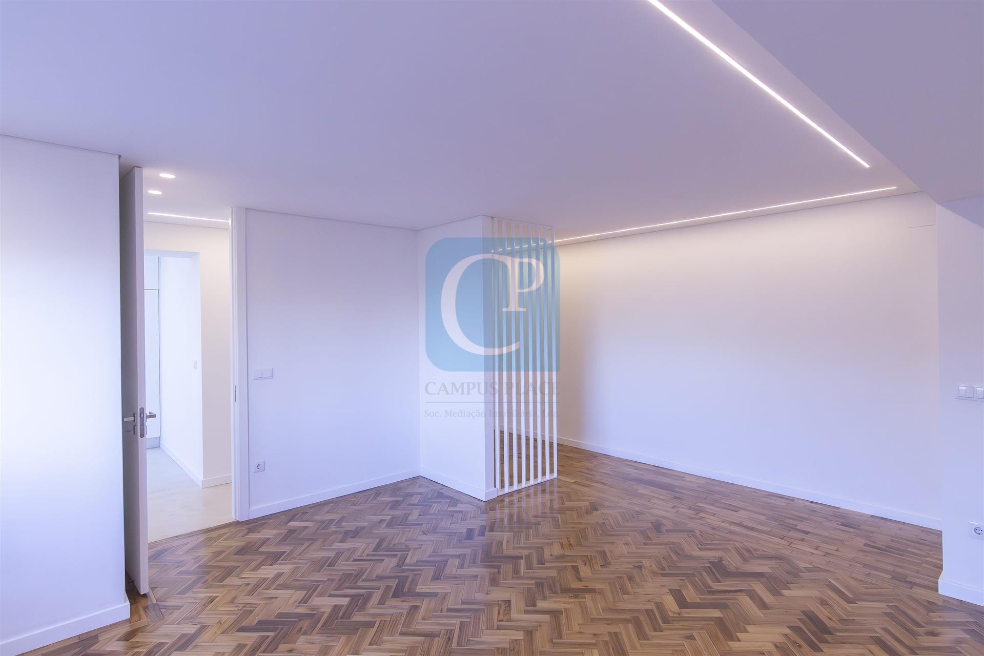 Apartamento T4 totalmente remodelado ao centro do Porto