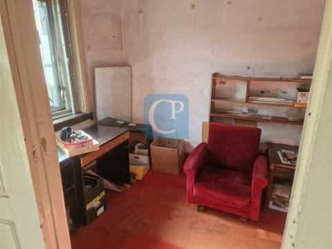 Moradia térrea para recuperar com duas frentes em Ermesinde