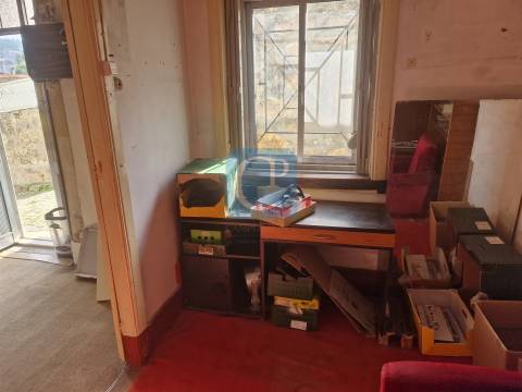 Moradia térrea para recuperar com duas frentes em Ermesinde