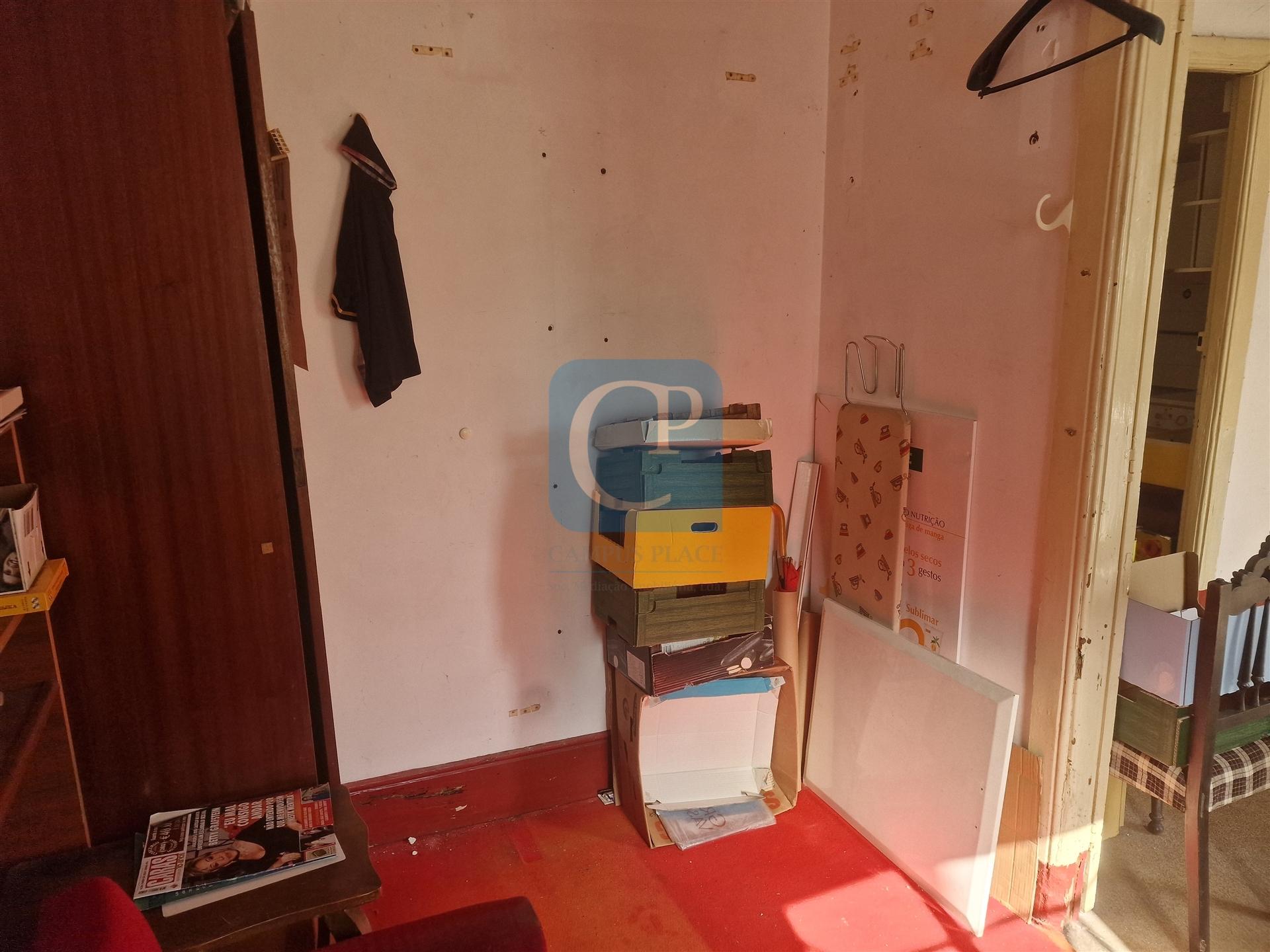Moradia térrea para recuperar com duas frentes em Ermesinde