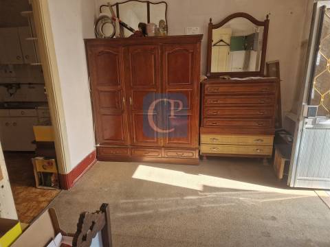 Moradia térrea para recuperar com duas frentes em Ermesinde