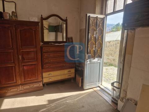 Moradia térrea para recuperar com duas frentes em Ermesinde