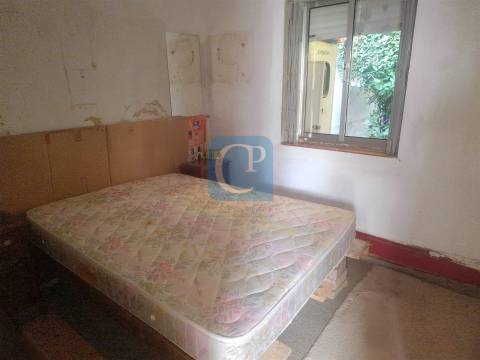 Moradia térrea para recuperar com duas frentes em Ermesinde