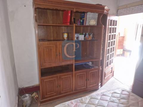 Moradia térrea para recuperar com duas frentes em Ermesinde