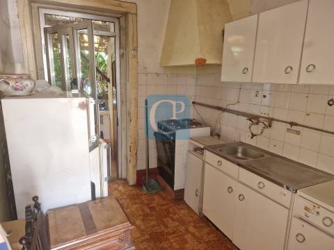 Moradia térrea para recuperar com duas frentes em Ermesinde