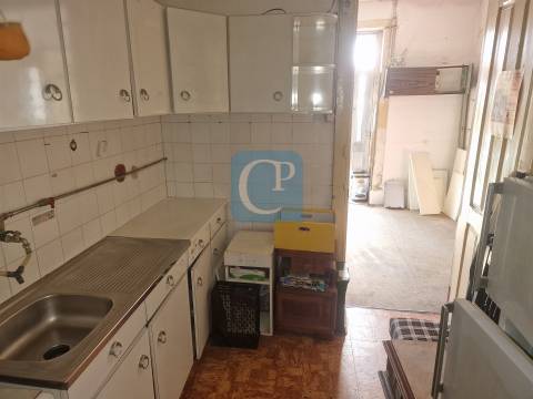 Moradia térrea para recuperar com duas frentes em Ermesinde