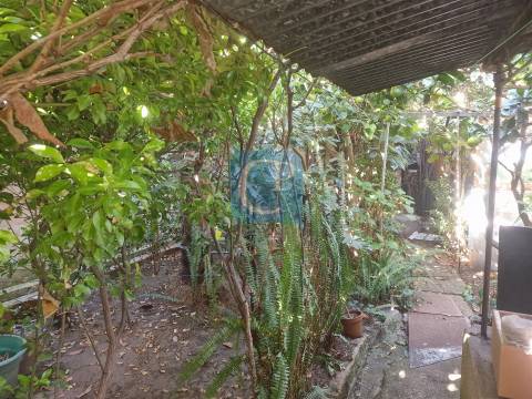 Moradia térrea para recuperar com duas frentes em Ermesinde