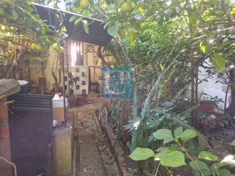 Moradia térrea para recuperar com duas frentes em Ermesinde