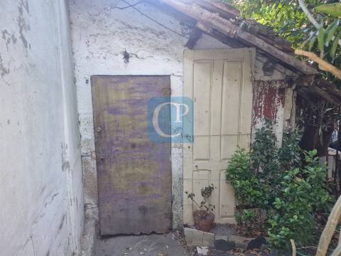 Moradia térrea para recuperar com duas frentes em Ermesinde