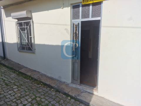 Moradia térrea para recuperar com duas frentes em Ermesinde