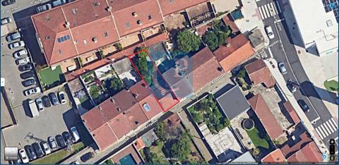 Moradia térrea para recuperar com duas frentes em Ermesinde