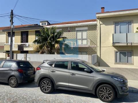 Moradia com dois apartamentos independentes em Vila Nova de Gaia