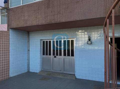 Moradia com dois apartamentos independentes em Vila Nova de Gaia