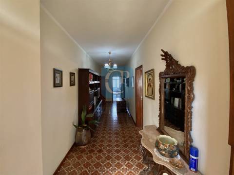 Moradia com dois apartamentos independentes em Vila Nova de Gaia