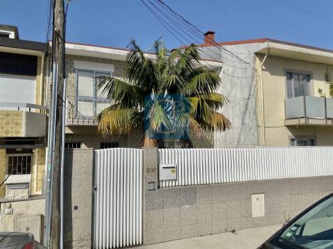 Moradia com dois apartamentos independentes em Vila Nova de Gaia