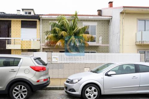 Moradia com dois apartamentos independentes em Vila Nova de Gaia