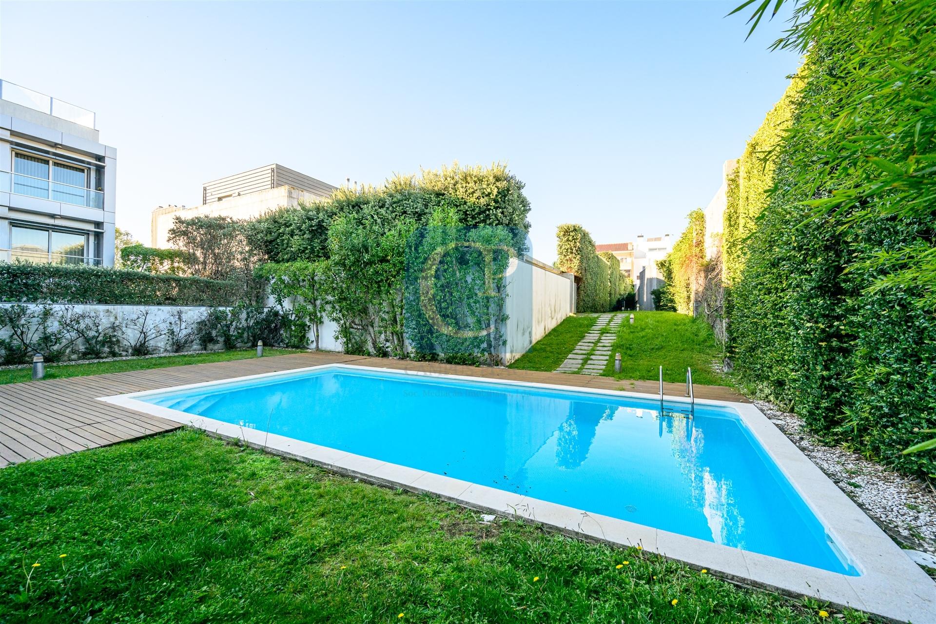 Moradia T4 em condomínio de luxo com piscina, Leça da Palmeira