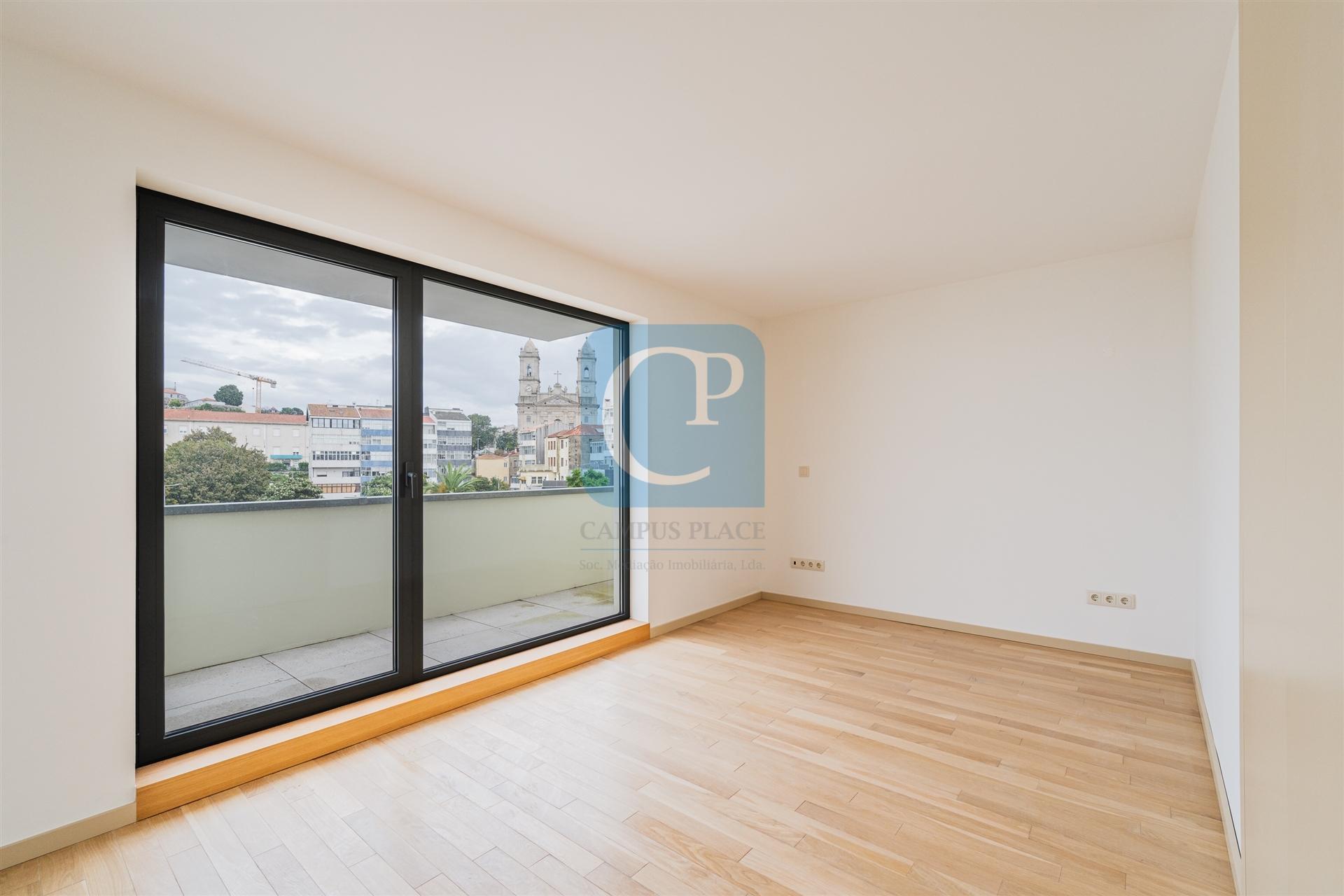 Apartamento T1Kit Duplex, com terraço, junto à Praça da República
