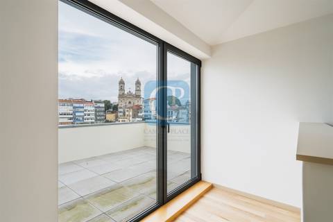 Apartamento T1Kit Duplex, com terraço, junto à Praça da República