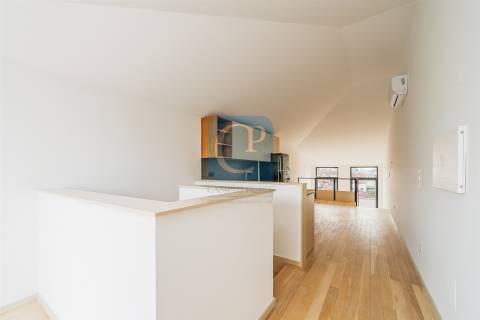 Apartamento T1Kit Duplex, com terraço, junto à Praça da República