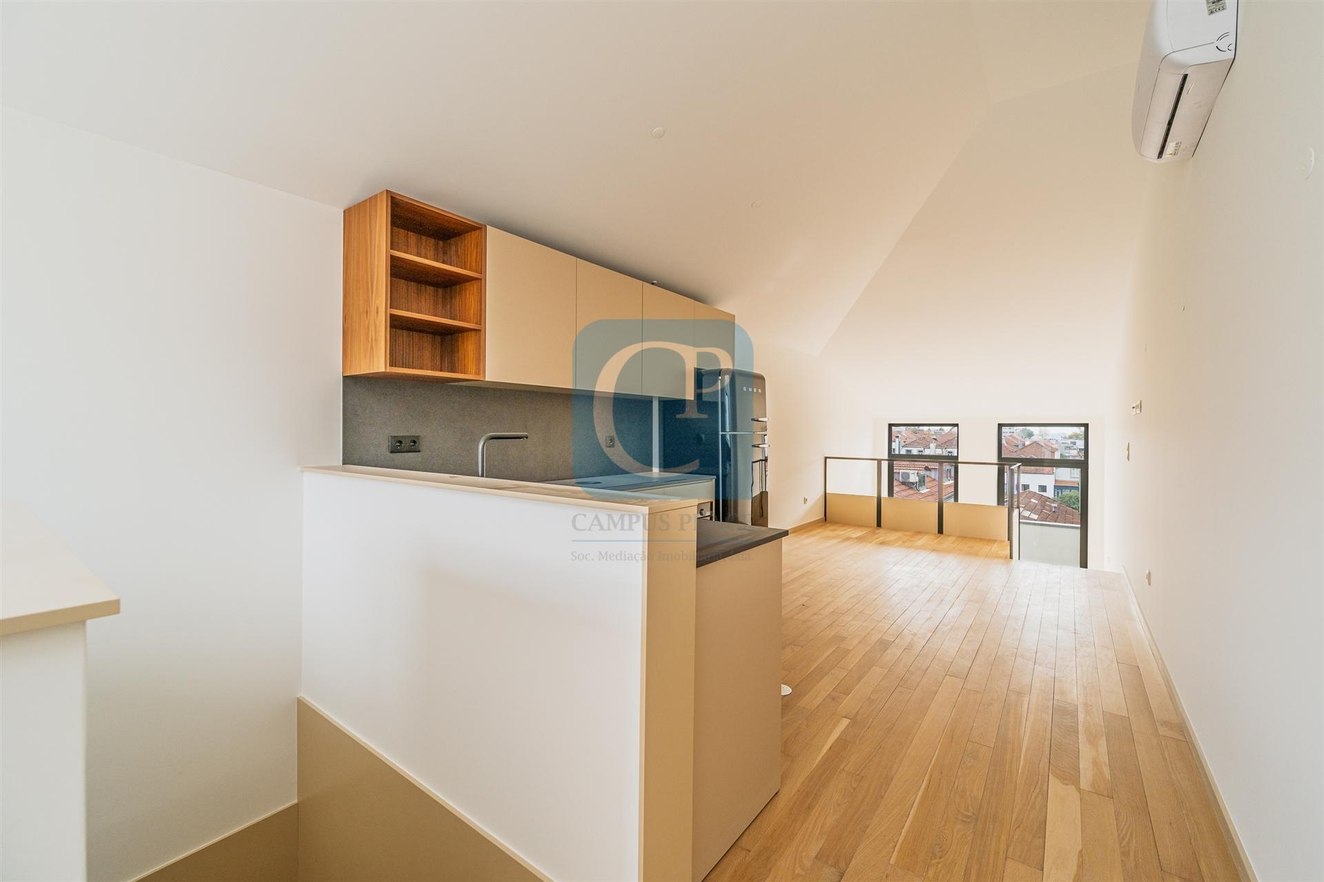 Apartamento T1Kit Duplex, com terraço, junto à Praça da República