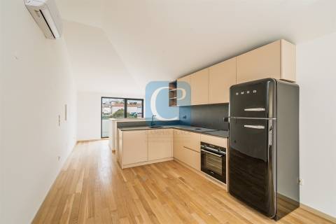 Apartamento T1Kit Duplex, com terraço, junto à Praça da República