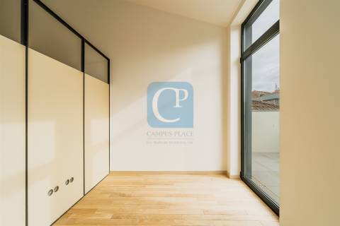 Apartamento T1Kit Duplex, com terraço, junto à Praça da República