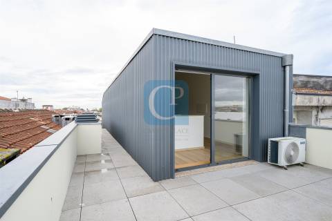 Apartamento T1Kit Duplex, com terraço, junto à Praça da República