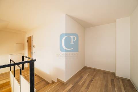 Apartamento T0+1 Duplex, junto à Praça da República, Porto